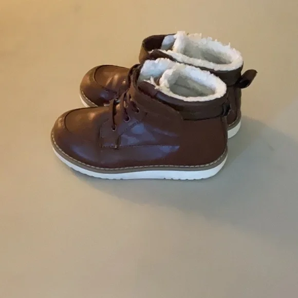EUC boys old navy boots with fur - Picture 2 of 4